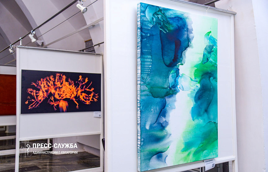 В галерее актуального искусства «Ха-Ра-Шо» открылась выставка участников арт-резиденции «Берег» под названием «Траектория случайностей»